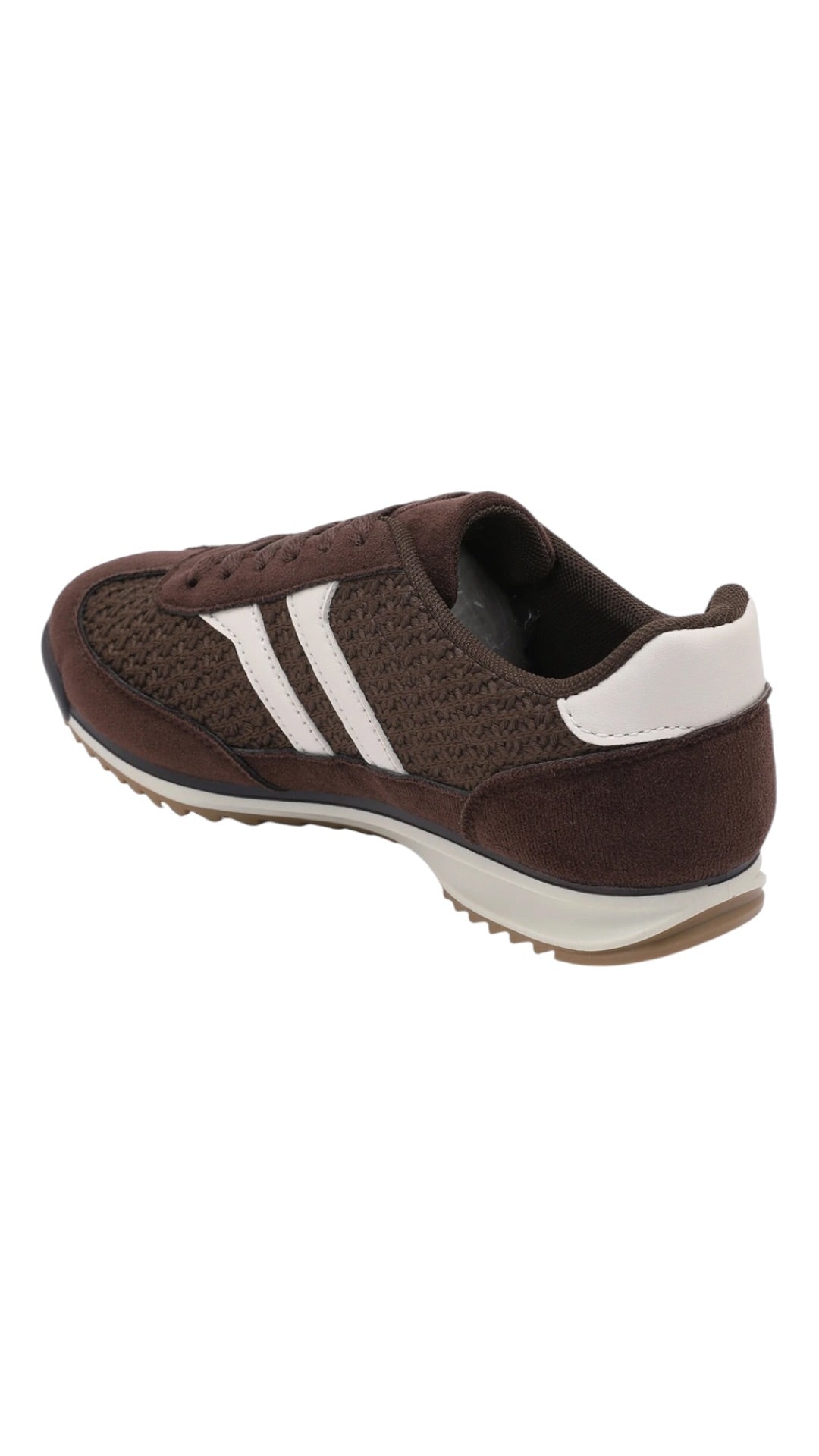 Sneakers with contrasting details