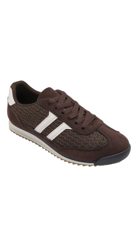 Sneakers with contrasting details
