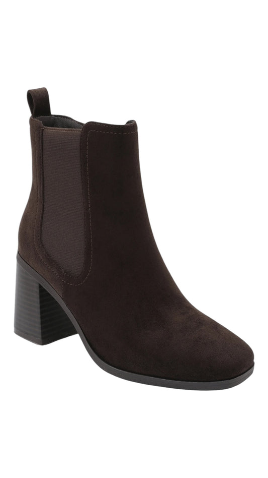 Heeled ankle boots with elastic