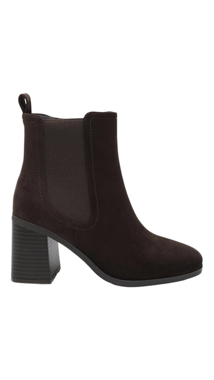 Heeled ankle boots with elastic