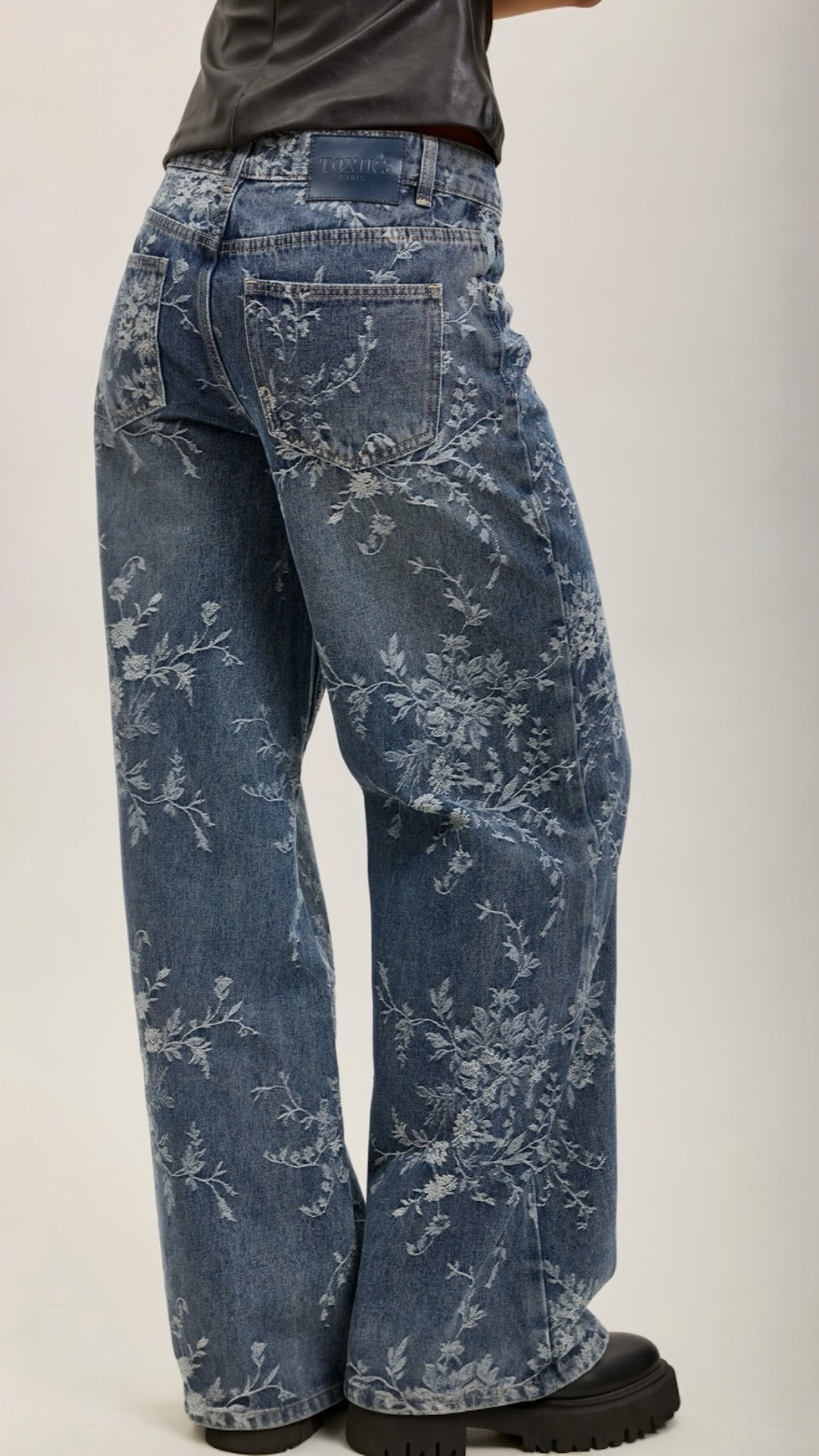 FLORAL PRINT STRETCH STRAIGHT DENIM PANTS