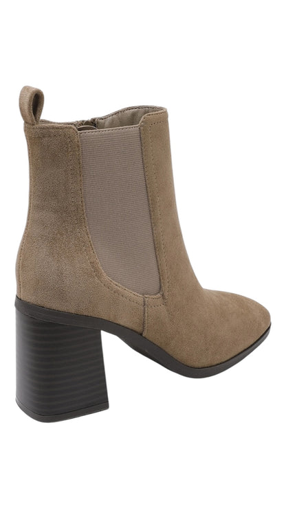 Heeled ankle boots with elastic