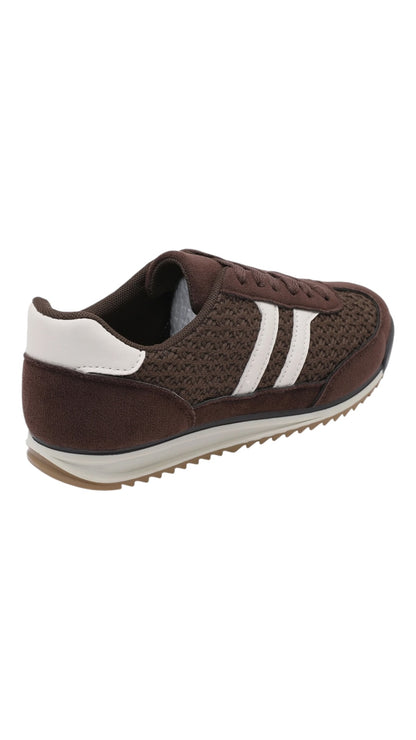 Sneakers with contrasting details
