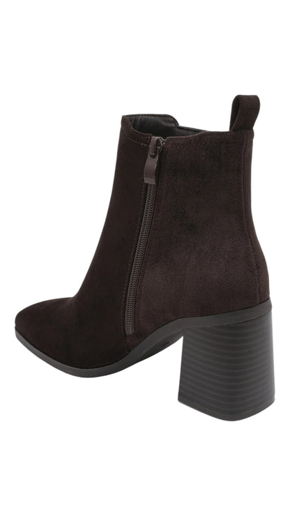 Heeled ankle boots with elastic