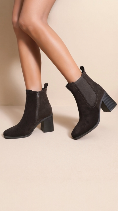 Heeled ankle boots with elastic