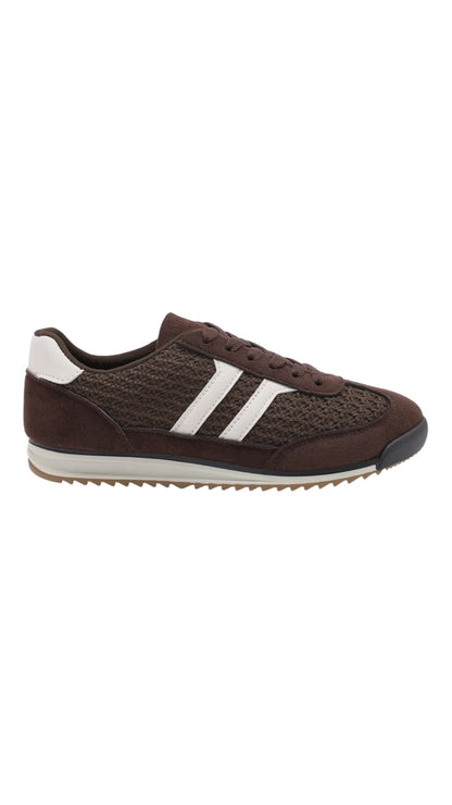 Sneakers with contrasting details