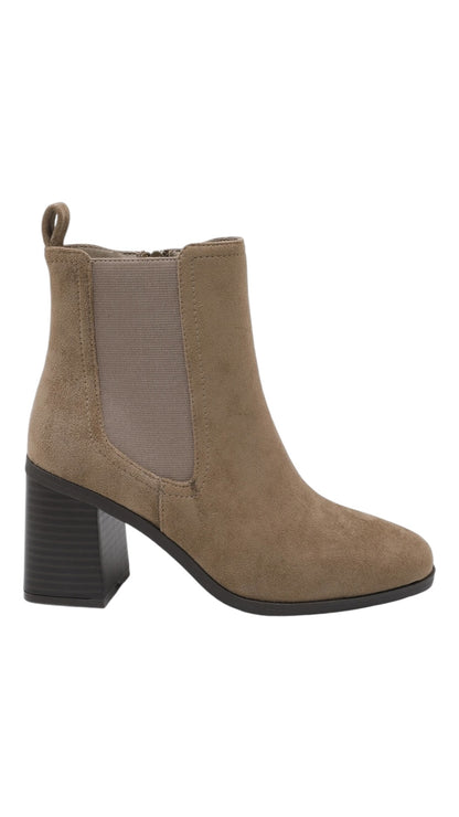 Heeled ankle boots with elastic