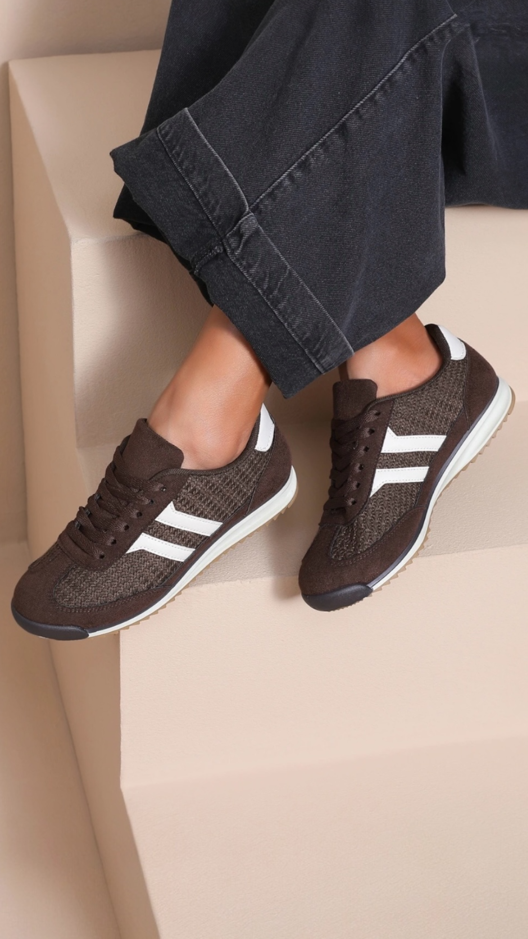 Sneakers with contrasting details