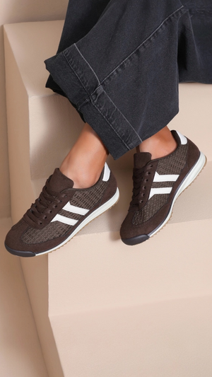 Sneakers with contrasting details
