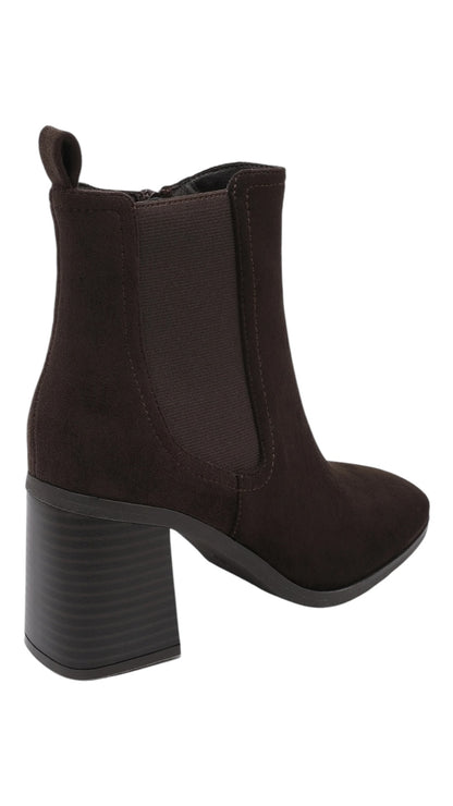 Heeled ankle boots with elastic