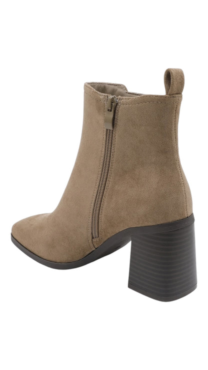 Heeled ankle boots with elastic